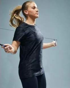 TYR Airtec™ Women's Short Sleeve Tee - Blackout Camo -TYR Sales FPTBC3A 001 alt09