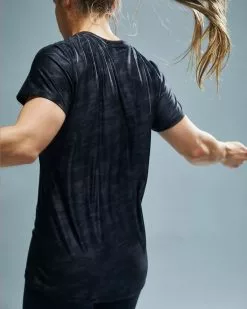 TYR Airtec™ Women's Short Sleeve Tee - Blackout Camo -TYR Sales FPTBC3A 001 alt10