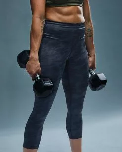 TYR Base Kinetic™ Women's High-Rise 3/4 Leggings - Blackout Camo -TYR Sales FTTMRB3A 001 alt09