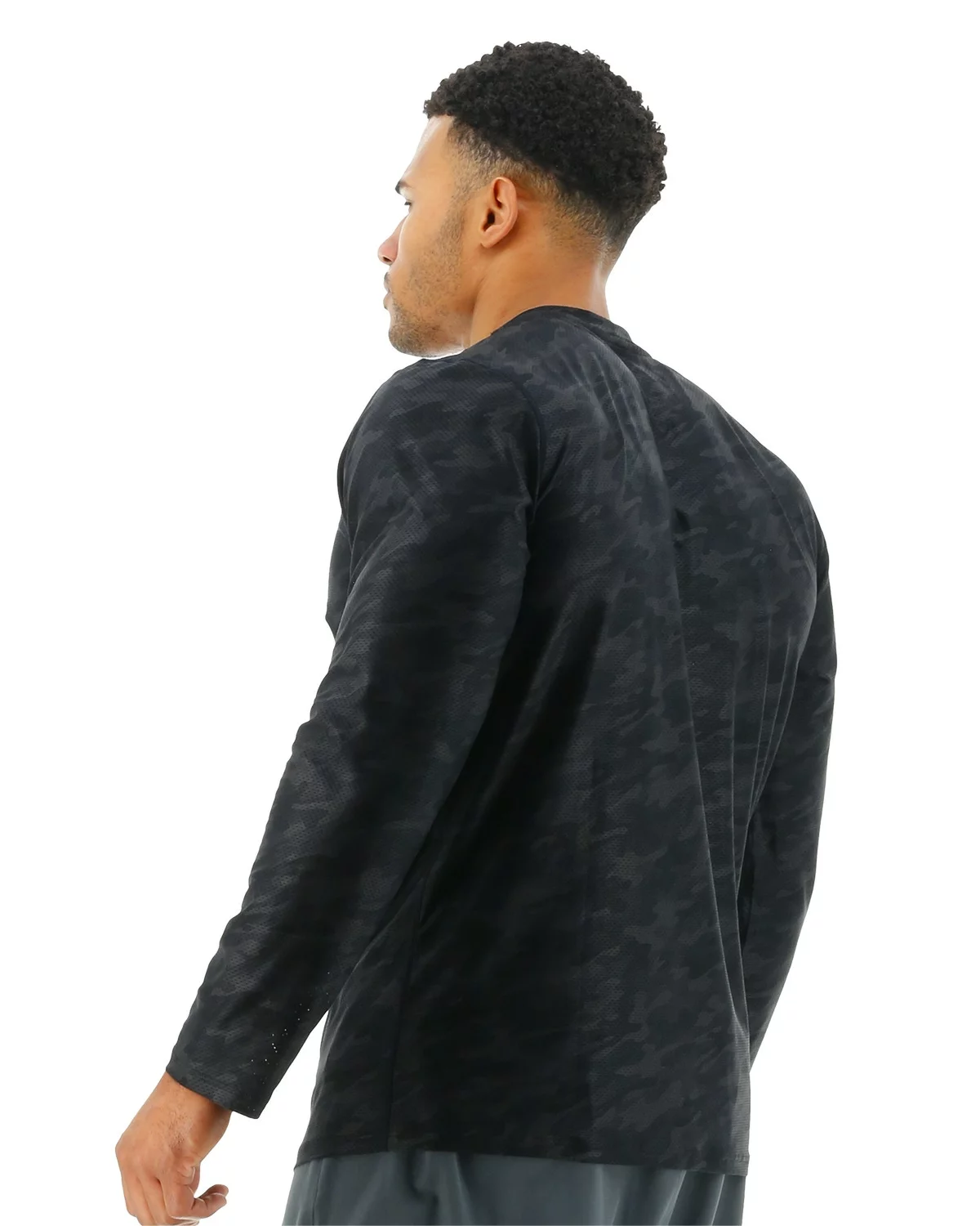 TYR Airtec™ Men's Long Sleeve Tee - Blackout Camo 5 TYR Airtec™ Men's Long Sleeve Tee - Blackout Camo - Image 3