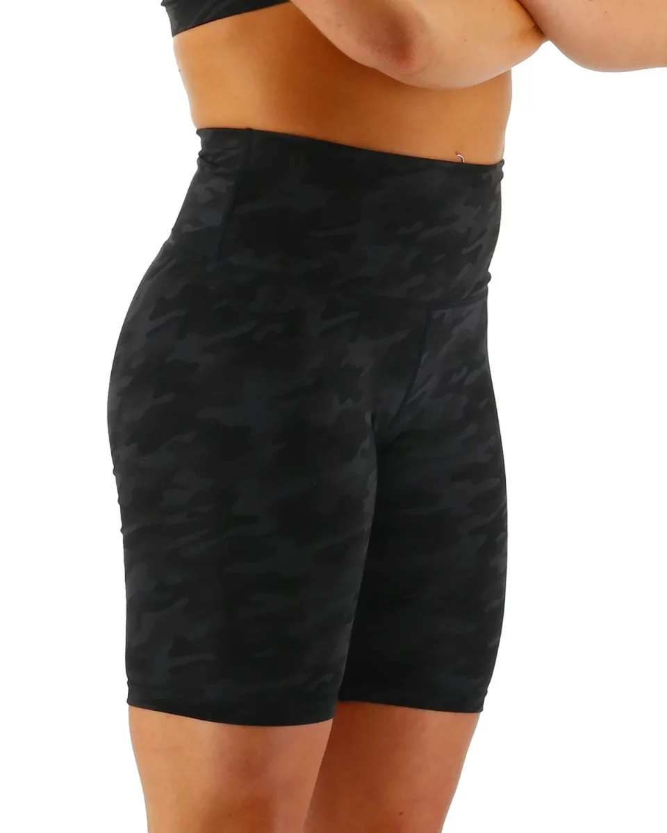 TYR Base Kinetic™ Women's High-Rise 8" Shorts - Blackout Camo 8 TYR Base Kinetic™ Women's High-Rise 8" Shorts - Blackout Camo - Image 6