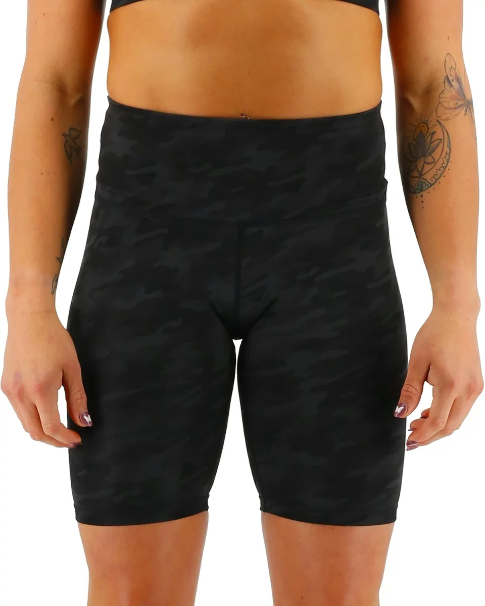 TYR Base Kinetic™ Women's High-Rise 8" Shorts - Blackout Camo 3 TYR Base Kinetic™ Women's High-Rise 8" Shorts - Blackout Camo